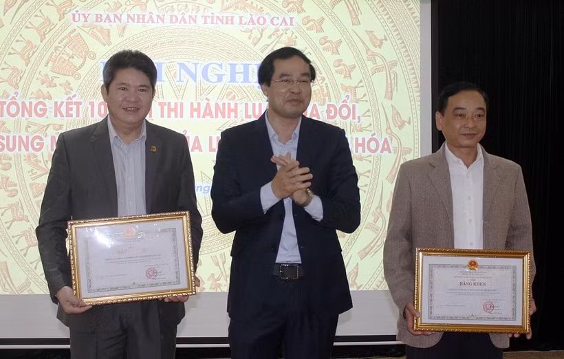 Phó Chủ tịch UBND tỉnh Lào Cai Trịnh Xuân Trường tặng Bằng khen cho các cá nhân và tập thể tiêu biểu có thành tích xuất sắc trong công tác thi hành Luật sửa đổi một số điều của Luật Di sản văn hóa. (Ảnh: Quốc Khánh/TTXVN)