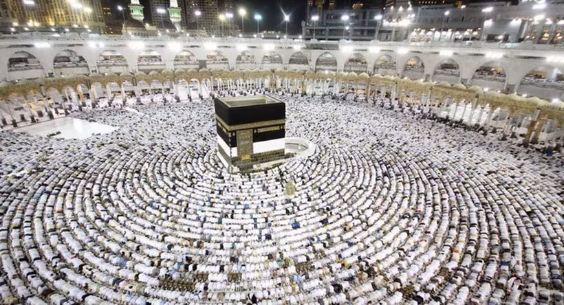 Các tín đồ Hồi giáo cầu nguyện tại Đền thờ Lớn ở thánh địa Mecca, Saudi Arabia, trong lễ hành hương Hajj. (Ảnh: IRNA/TTXVN)
