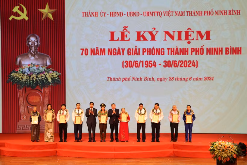 Trao tặng danh hiệu "Công dân thành phố Ninh Bình tiêu biểu" cho 10 cá nhân có thành tích xuất sắc. (Ảnh: Thùy Dung/TTXVN)
