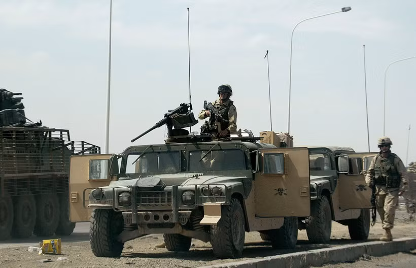 Binh sỹ Mỹ gác trên tuyến cao tốc dẫn tới khu vực al-Taji, cách thủ đô Baghdad 20km về phía Bắc. (Ảnh: AFP/TTXVN)