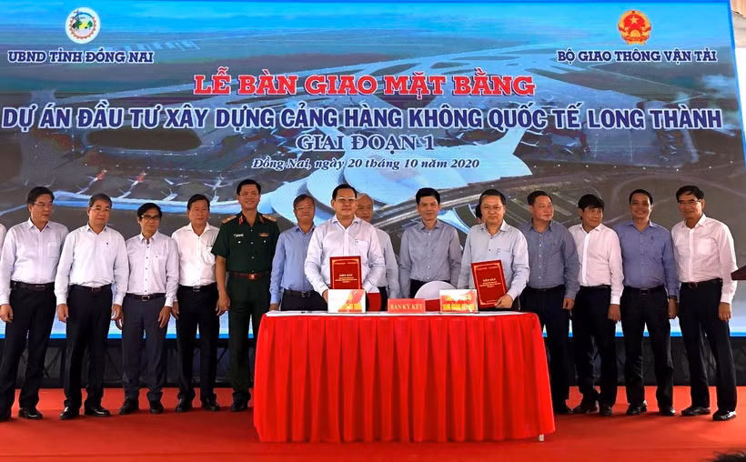Đại diện UBND tỉnh Đồng Nai và đại diện Bộ Giao thông Vận tải thực hiện nghi thức bàn giao. (Ảnh: Nguyễn Văn Việt/TTXVN)