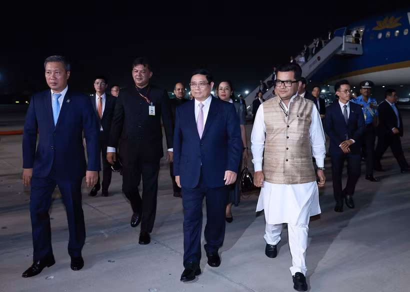 Thủ tướng Phạm Minh Chính đến sân bay quân sự Palam, Thủ đô New Delhi bắt đầu chuyến thăm cấp Nhà nước đến Ấn Độ. (Ảnh: Dương Giang-TTXVN)