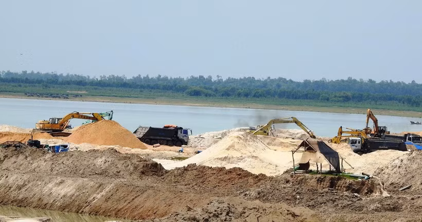 Khai thác cát trong hồ Dầu Tiếng. (Ảnh: Thanh Tân/TTXVN)
