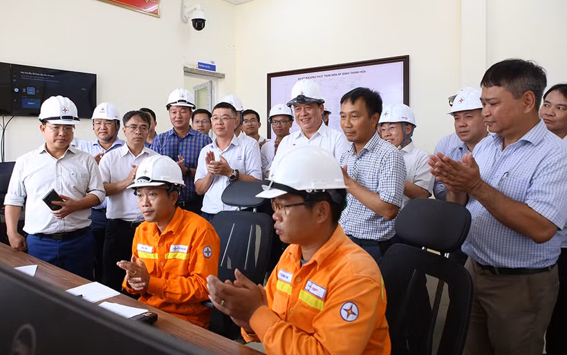 Lãnh đạo EVNNPT và các đơn vị liên quan chứng kiến thời khắc đóng điện Dự án đường dây 500kV Thanh Hóa-Nam Định. (Nguồn: EVN)