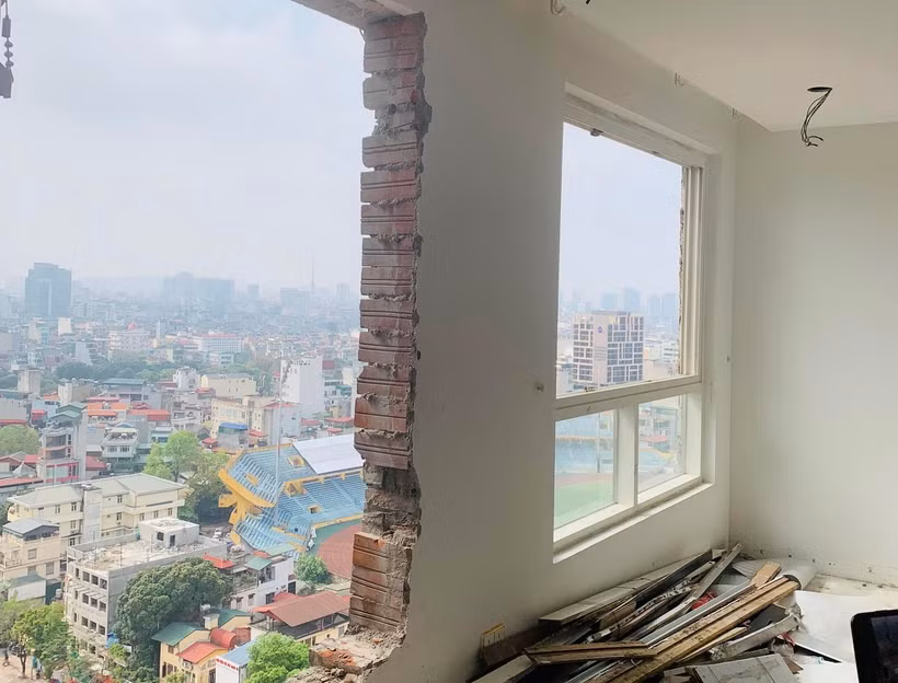 Hiện trạng phá dỡ các bức tường ruột, tường ngăn của các phòng thuộc tầng 18 tại công trình xây dựng 8B Lê Trực, phường Điện Biên, quận Ba Đình, Hà Nội. (Ảnh: Minh Nghĩa/TTXVN)