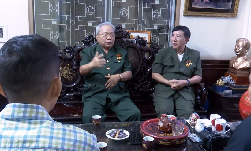 Cựu lực lượng thanh niên xung phong tỉnh Quảng Bình ôn lại kỷ niệm mở đường 20 Quyết Thắng 65 năm về trước. (Ảnh: Tá Chuyên/TTXVN)