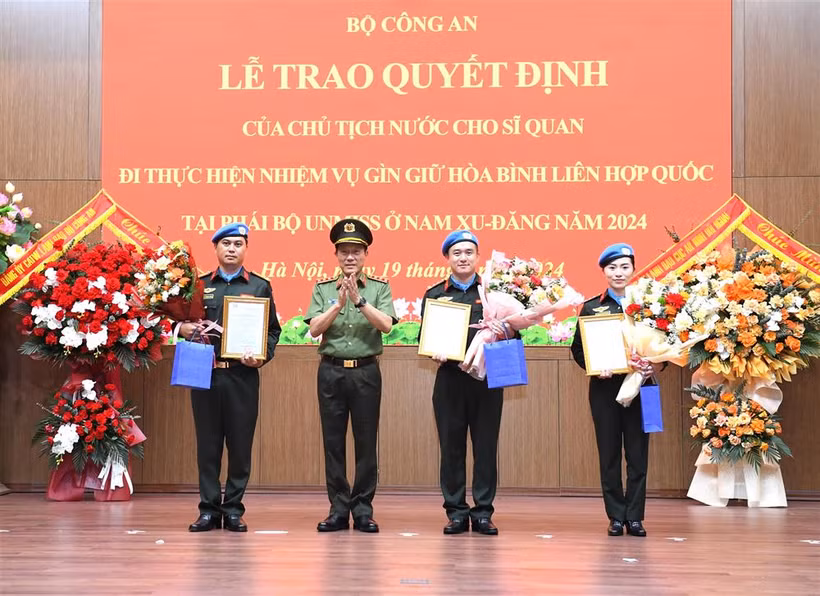 Thừa ủy quyền, Bộ trưởng Lương Tam Quang trao Quyết định của Chủ tịch nước đối với 3 sỹ quan Công an Nhân dân. (Nguồn: Cổng thông tin Bộ Công an)