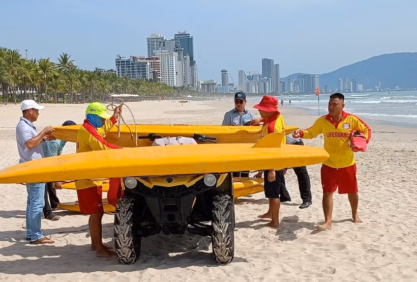 Lực lượng chức năng nỗ lực tìm kiếm nam thanh niên mất tích. (Ảnh: Văn Dũng/TTXVN)