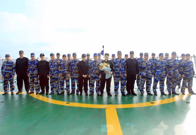 Lực lượng Cảnh sát biển Việt Nam và Trung Quốc chụp ảnh chung trước chuyến kiểm tra liên hợp nghề cá năm 2019. (Ảnh: An Đăng/TTXVN)