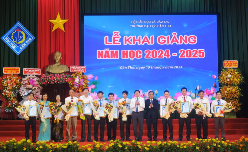 Trường Đại học Cần Thơ đón nhận đón nhận các chứng nhận chất lượng chương trình đào tạo quốc tế và của Bộ Giáo dục và Đào tạo. Ảnh: (Ánh Tuyết/TTXVN)