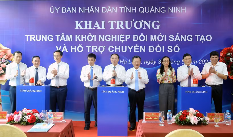 Các đại biểu ấn nút khai trương Trung tâm khởi nghiệp đổi mới sáng tạo và hỗ trợ chuyển đổi số. (Ảnh: Văn Đức/TTXVN)