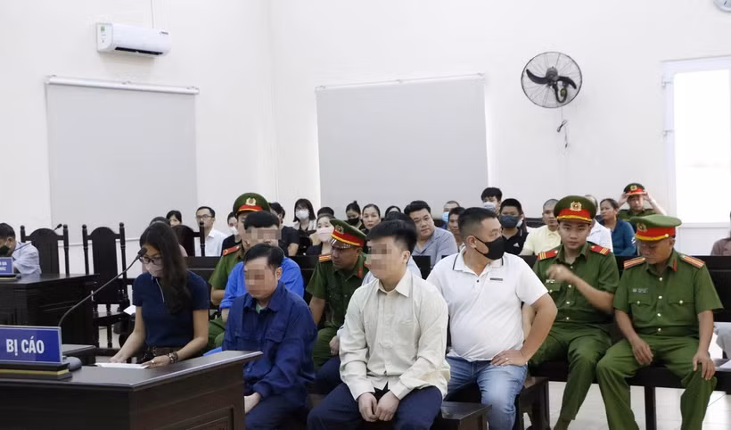 Các bị cáo (3 bị cáo bị tạm giam, 3 bị cáo được tại ngoại) tại phiên tòa. (Ảnh: Huyền Trang/TTXVN)