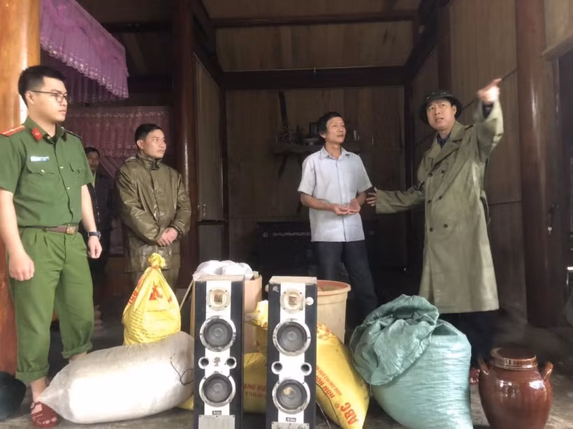 Chính quyền địa phương giúp người dân xã Hương Liên thu dọn đồ đạc để chuyển đến nơi an toàn. (Ảnh: Phan Quân/TTXVN)