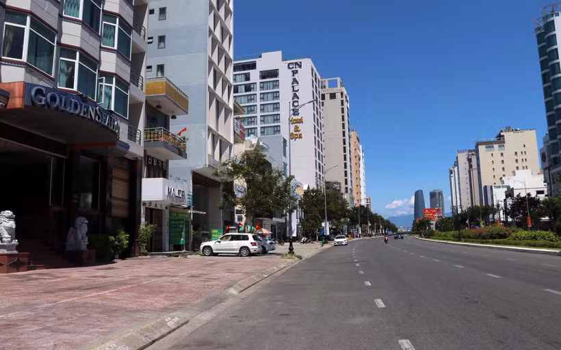 Các tuyến đường trên địa bàn Đà Nẵng thưa vắng người ra đường vì thực hiện giãn cách xã hội để phòng, chống dịch COVID-19. (Ảnh: Trần Lê Lâm/TTXVN)