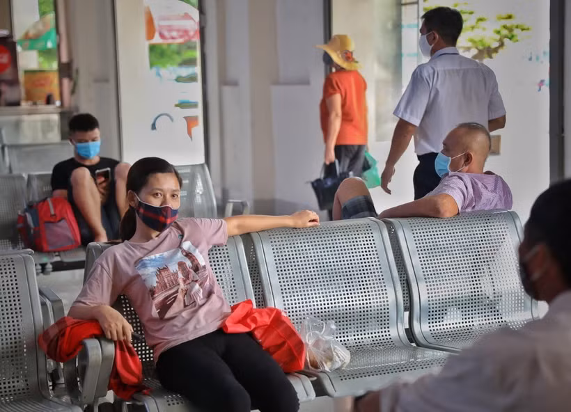 Nhiều hành khách đeo khẩu trang tại bến xe Giáp Bát, Hà Nội. (Ảnh: Danh Lam/TTXVN)