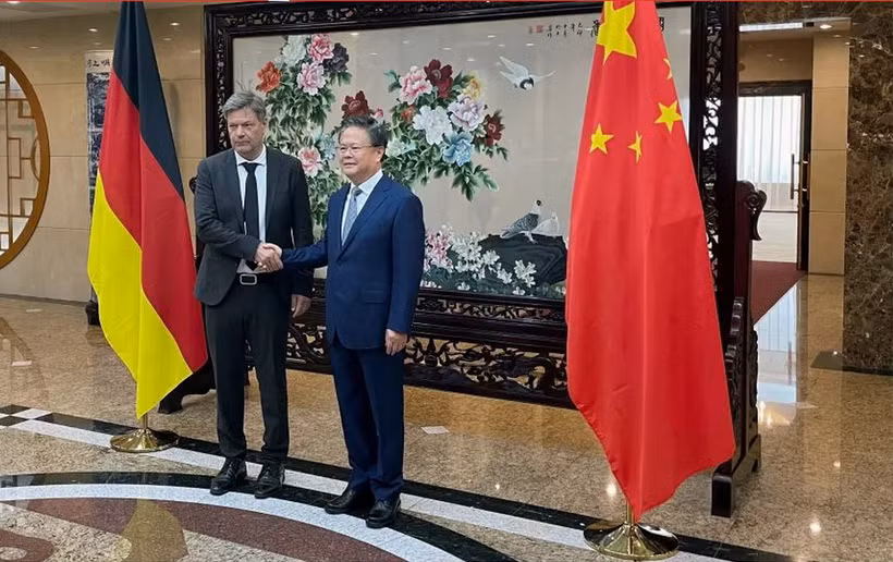 Phó Thủ tướng kiêm Bộ trưởng Kinh tế Đức Robert Habeck bắt tay Chủ tịch Ủy ban Cải cách và Phát triển Quốc gia (NDRC) Zheng Shanjie trước cuộc gặp ở Bắc Kinh, Trung Quốc ngày 22/6. (Nguồn: Reuters)