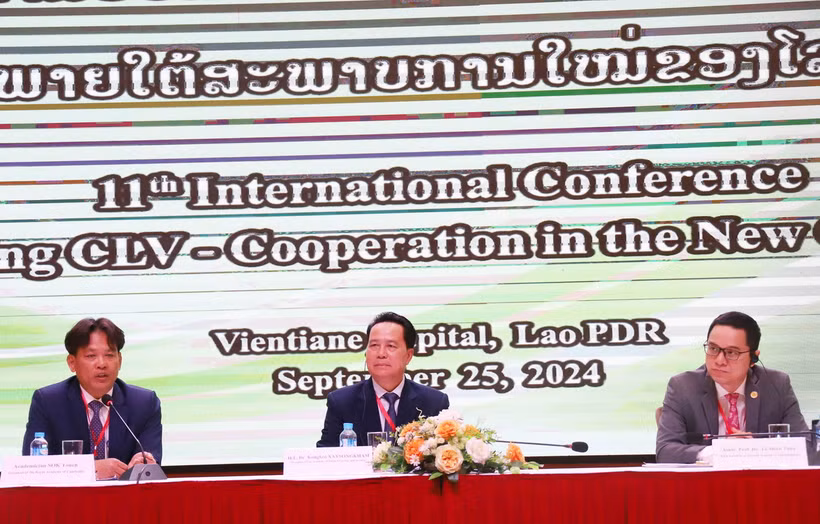 Phó Giáo sư, Tiến sỹ Tạ Minh Tuấn, Phó Chủ tịch Viện Hàn lâm Khoa học xã hội Việt Nam (thứ 3, trái sang) tham dự Hội thảo. (Ảnh: Xuân Tú/TTXVN)