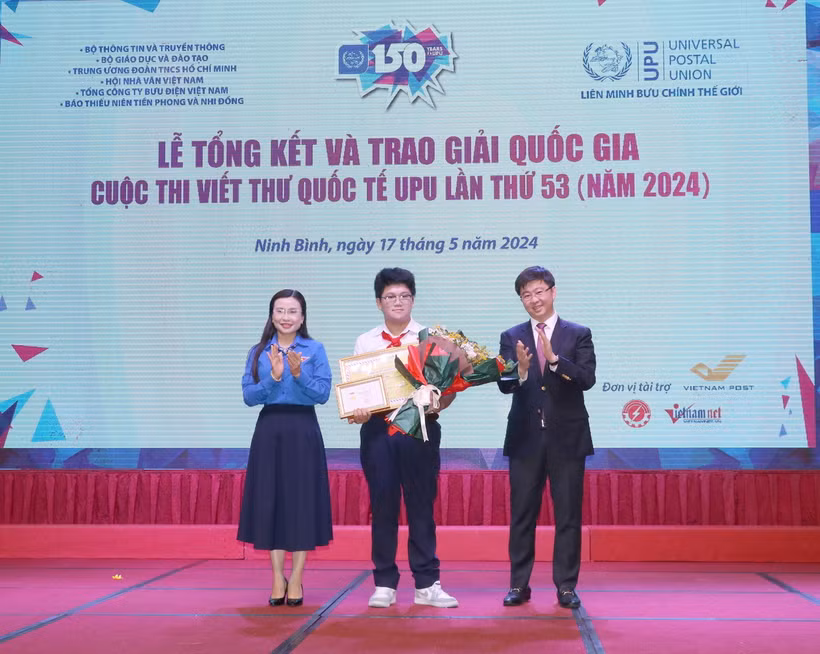 Ban Tổ chức trao giải Nhất cho em Nguyễn Đỗ Quang Minh lớp 9/1, trường Trung học cơ sở-Trung học phổ thông Nguyễn Khuyến, thành phố Đà Nẵng. (Ảnh: Thùy Dung/TTXVN)