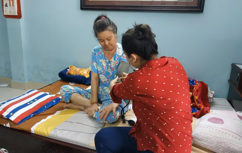 Bác sỹ bệnh viện Ung bướu Thành phố Hồ Chí Minh khám bệnh tại nhà cho bệnh nhân ung thư tại quận 2. (Ảnh: Đinh Hằng/TTXVN)