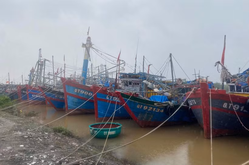 Tàu thuyền neo đậu an toàn tại Khu neo đậu tàu thuyền ở Thị trấn Cửa Việt,tỉnh Quảng Trị. (Ảnh: Thanh Thủy/TTXVN)