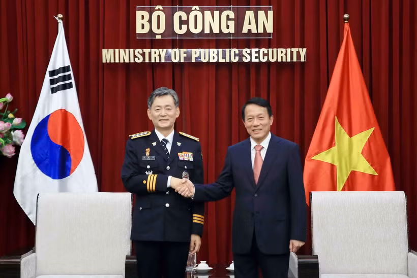 Bộ trưởng Bộ Công an Lương Tam Quang với Tư lệnh Cơ quan Cảnh sát quốc gia Hàn Quốc Cho Ji Ho. (Ảnh: Phạm Kiên/TTXVN)