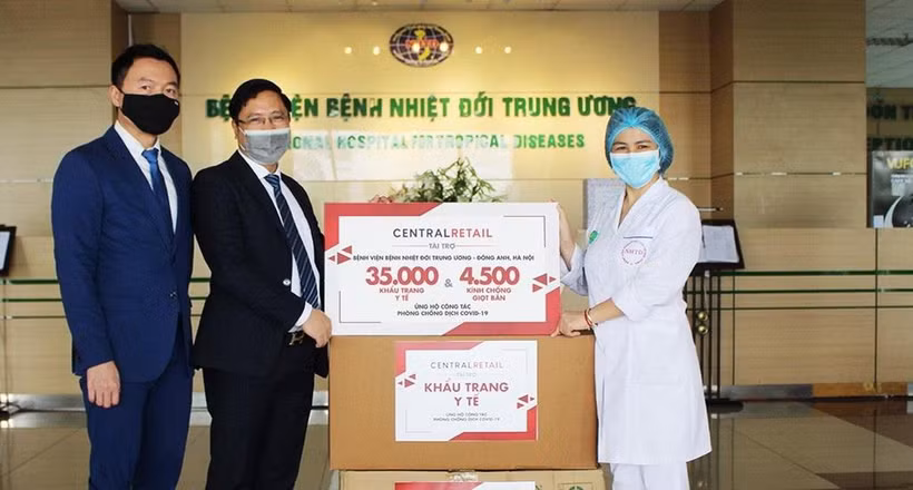 Đại diện Central Retail tại Việt Nam trao tặng 35.000 khẩu trang y tế và 4.500 kính chống giọt bắn cho Bệnh viện Bệnh Nhiệt đới Trung ương cơ sở Đông Anh, thành phố Hà Nội. (Nguồn: Thành Trung/Bnews/TTXVN)