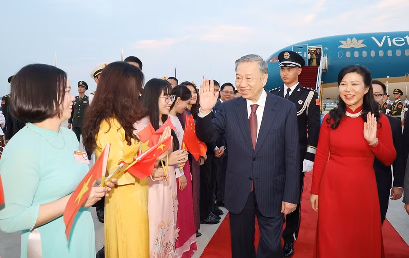Cán bộ, nhân viên Đại sứ quán và cộng đồng người Việt Nam đón Tổng Bí thư, Chủ tịch nước Tô Lâm và Phu nhân tại Sân bay Quốc tế Bắc Kinh. (Ảnh: Trí Dũng/TTXVN)