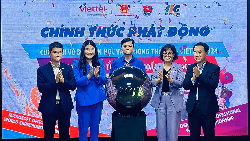 Bí thư Trung ương Đoàn, Chủ tịch Hội Sinh viên Việt Nam Nguyễn Minh Triết (ở giữa) và đại diện các bộ, ngành, đơn vị liên quan thực hiện nghi thức phát động các Cuộc thi. (Nguồn: báo Nhân dân)