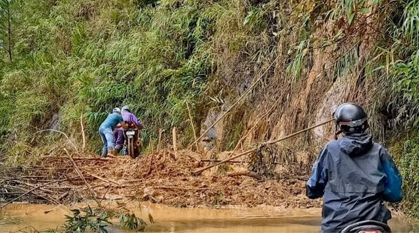 Mưa lớn làm sạt lở 15 điểm trên Quốc lộ 32 (đoạn qua địa phận xã Khau Phạ), trong đó có 6 điểm tắc đường, xe ôtô không qua lại được. (Ảnh: TTXVN phát)