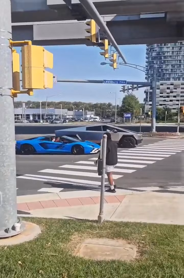 "Quái thú" Cybertruck khiến tài xế siêu xe Lamborghini bẽ mặt trên đường phố Mỹ