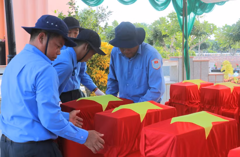 Cán bộ, chiến sỹ Đội K93 đưa hài cốt liệt sỹ về cải táng tại Nghĩa trang liệt sỹ Dốc Bà Đắc (thị xã Tịnh Biên). (Ảnh: Công Mạo/TTXVN)