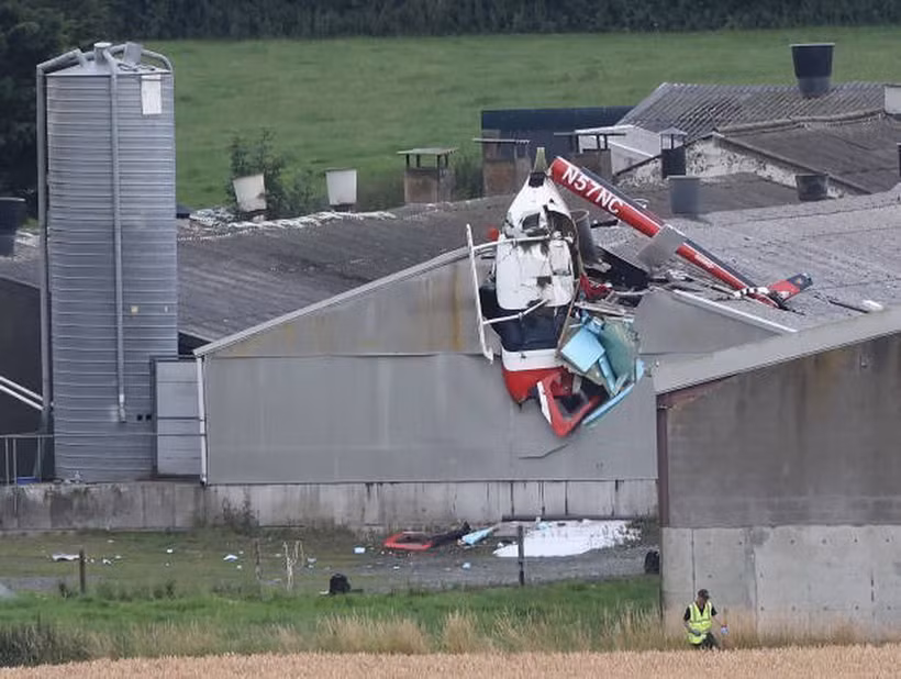 Hiện trường vụ trực thăng đâm vào tòa nhà tại hạt Westmeath, Ireland. (Ảnh: Getty Images/TTXVN)