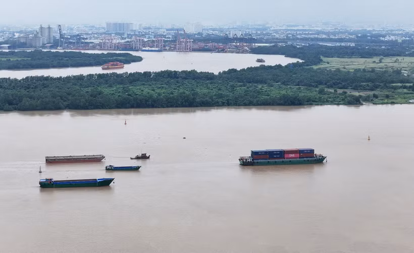 Mực nước đang dâng cao trên sông Đồng Nai. (Ảnh: Hồng Đạt/TTXVN)
