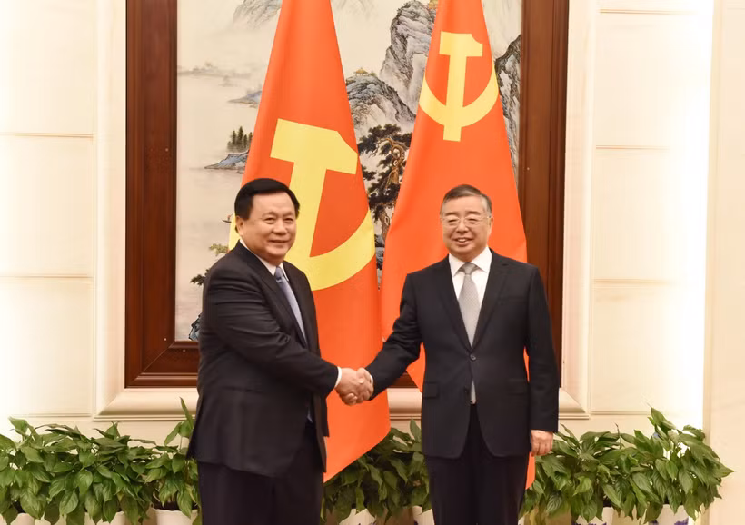 Trong khuôn khổ Hội thảo Lý luận lần thứ 19 giữa hai Đảng, ông Nguyễn Xuân Thắng (trái) đã hội đàm với ông Lý Thư Lỗi, Ủy viên Bộ Chính trị, Bí thư Ban Bí thư, Trưởng Ban Tuyên truyền Trung ương Đảng Cộng sản Trung Quốc. (Ảnh: Công Tuyên/TTXVN)