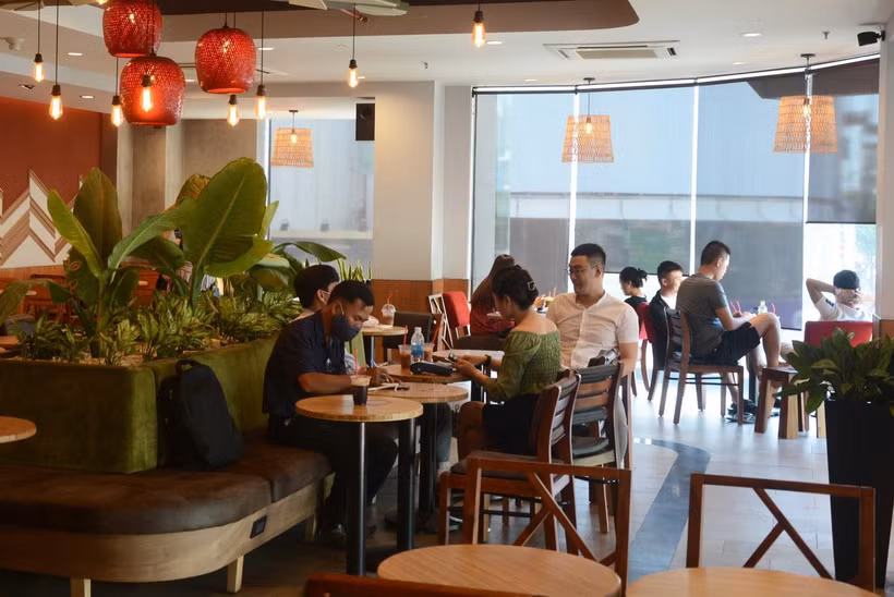 Các cửa hàng đã mở cửa trở lại, tuy nhiên lượng khách vẫn còn ít. (Ảnh: Văn Dũng/TTXVN)