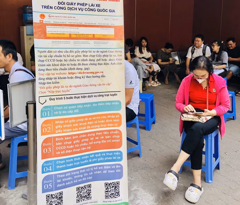 Tại nhà chờ điểm giải quyết thủ tục hành chính cấp, đổi giấy phép lái xe số 16 phố Cao Bá Quát. (Ảnh: Tuyết Mai/TTXVN)