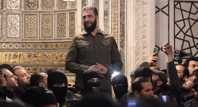 Abu Muhammad al-Jolani, thủ lĩnh HTS, có bài thuyết giảng tại nhà thờ Hồi giáo Umayad ở Damascus. (Ảnh: AFP)