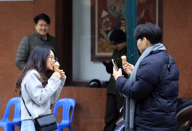 Cái lạnh mùa đông dường như không ngăn được thú ăn kem của nhiều bạn trẻ. (Ảnh: Tuấn Anh/TTXVN)