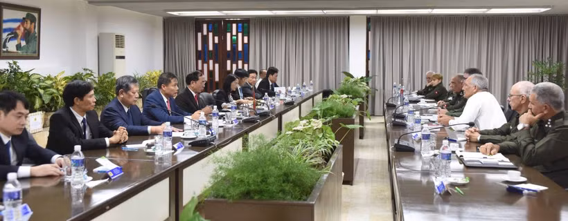 Thượng tướng Trần Quốc Tỏ và Trung tướng Lázaro Alberto Álvarez Casas đánh giá kết quả triển khai Thỏa thuận hợp tác giữa Bộ Công an Việt Nam và Bộ Nội vụ Cuba. (Ảnh: Việt Hùng/TTXVN)
