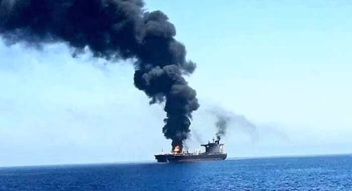 Con tàu bị lực lượng Houthi tấn công ngoài khơi Aden, Yemen. (Ảnh: IRNA/TTXVN)