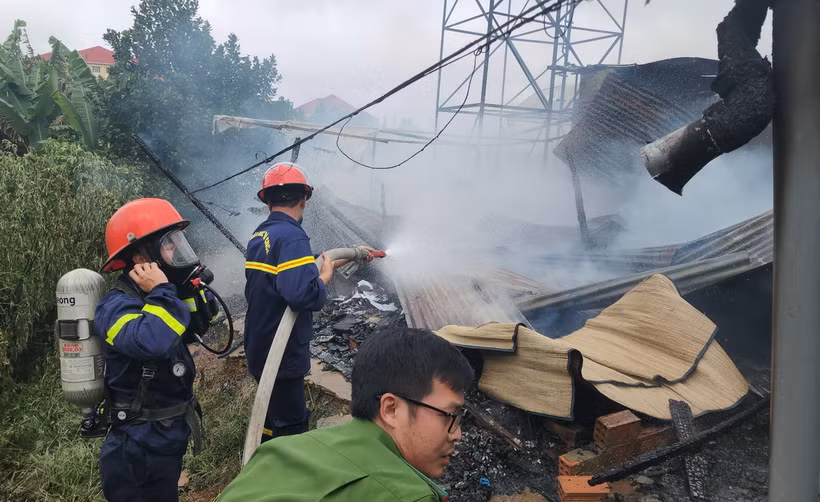 Lực lượng cảnh sát triển khai công tác chữa cháy tại hiện trường. (Ảnh: Nguyễn Dũng/TTXVN)