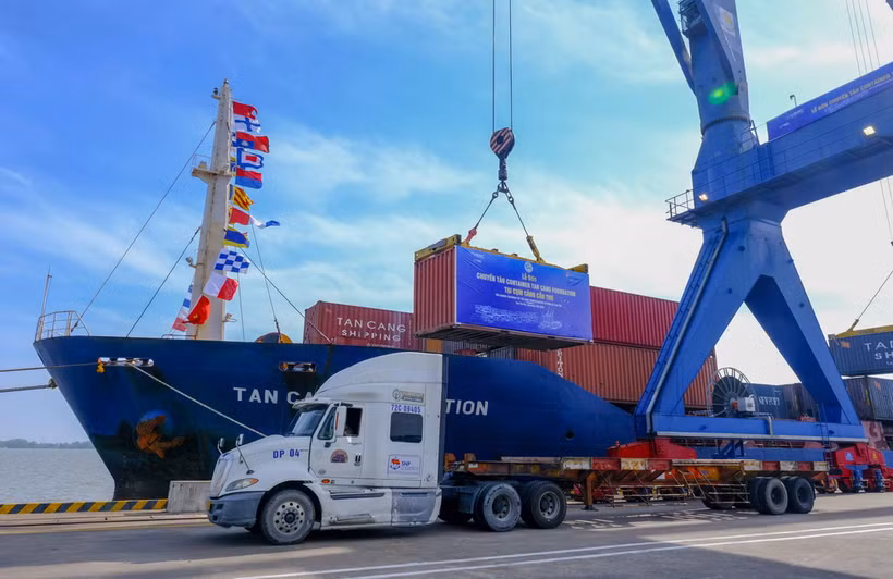 Bốc dỡ container lên tàu Tan Cang Foundation, quận Cái Răng, thành phố Cần Thơ. (Ảnh: Thanh Liêm/TTXVN)