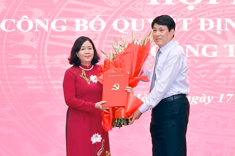 Ông Lương Cường, Ủy viên Bộ Chính trị, Thường trực Ban Bí thư, trao Quyết định của Bộ Chính trị phân công bà Bùi Thị Minh Hoài giữ chức Bí thư Thành ủy Hà Nội nhiệm kỳ 2020-2025. (Ảnh: Doãn Tấn/TTXVN)