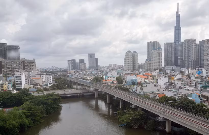 Đoàn tàu đầu tiên của tuyến Metro số 1 (Bến Thành-Suối Tiên) chạy thử nghiệm trên toàn tuyến - đoạn gần Nhà ga ngầm Ba Son, Thành phố Hồ Chí Minh. (Ảnh: Thanh Vũ/TTXVN)