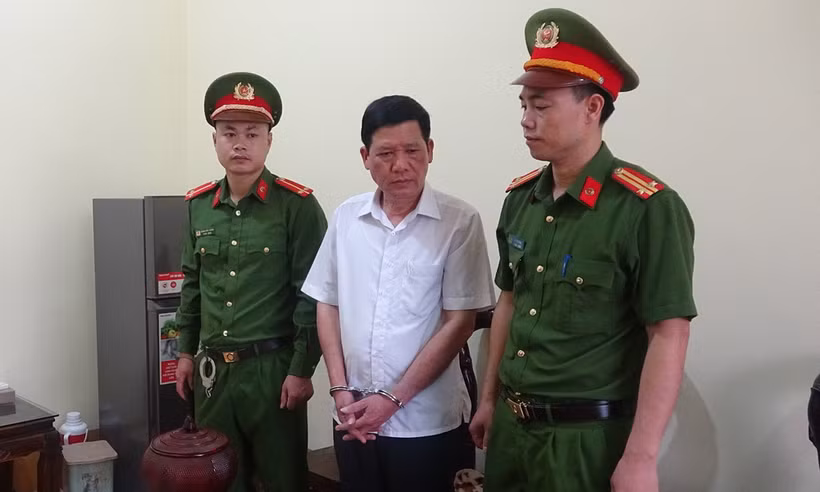 Lực lượng chức năng bắt giữ ông Nguyễn Văn Quang. (Nguồn: báo Bắc Giang)