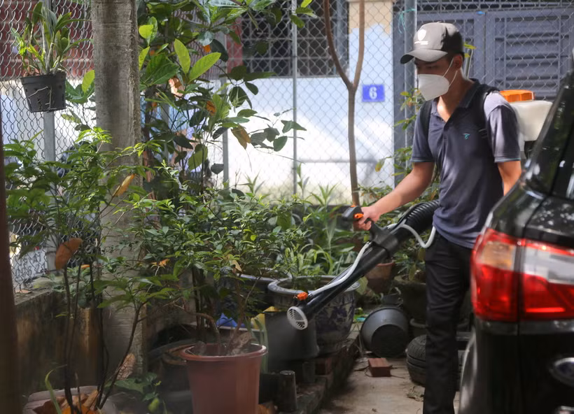 Phun hóa chất diệt muỗi tại một ổ dịch trên địa bàn quận Hải An, thành phố Hải Phòng. (Ảnh: Minh Thu/TTXVN)