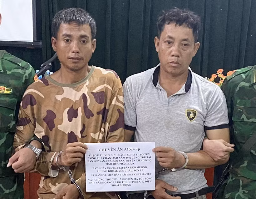 Hai đối tượng cùng tang vật. (Ảnh: TTXVN phát)