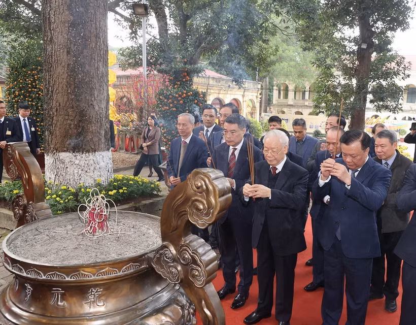 Tổng Bí thư Nguyễn Phú Trọng dâng hương tại Điện Kính Thiên, Khu di tích Hoàng thành Thăng Long-Di sản Văn hóa Thế giới. (Ảnh: Trí Dũng/TTXVN)