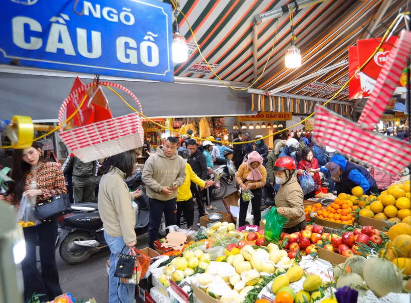 Chờ Hàng Bè là chợ truyền thống lâu đời, được nhiều người dân Thủ đô tìm đến mỗi dịp Tết đến, xuân về. (Ảnh: Hoàng Hiếu/TTXVN)
