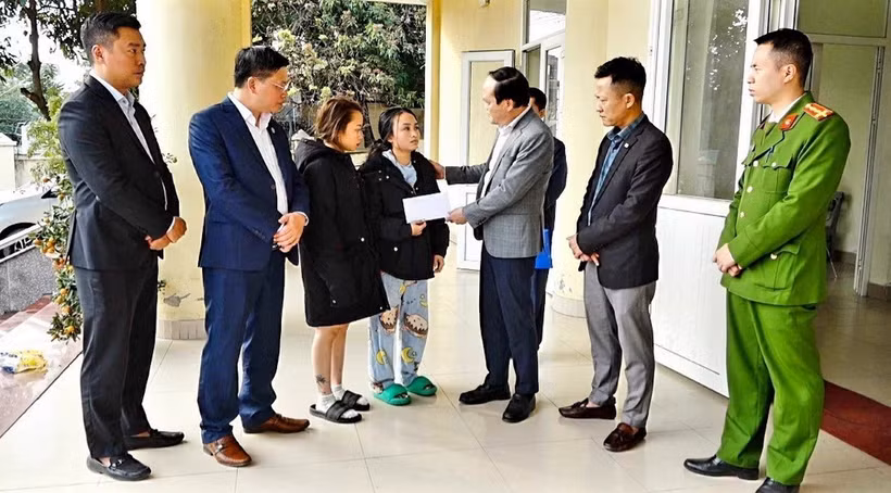 Ban An toàn giao thông tỉnh và UBND thành phố Cẩm Phả, tỉnh Quảng Ninh, thăm hỏi, hỗ trợ các gia đình nạn nhân. (Ảnh: TTXVN phát)